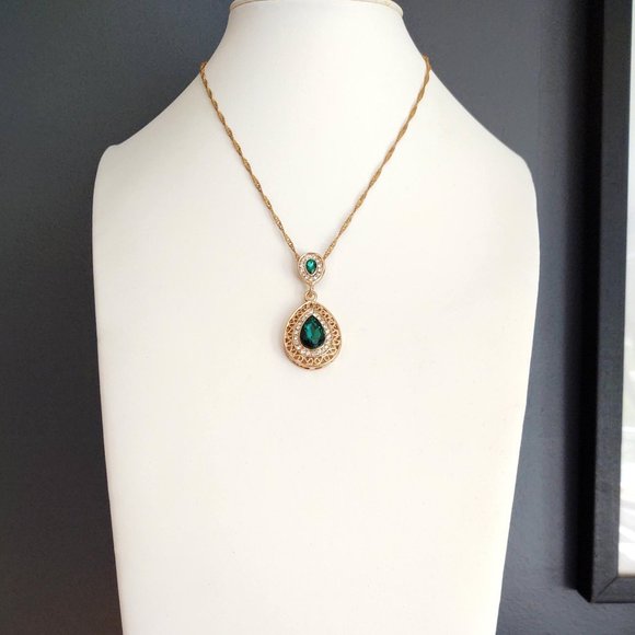 Ornate faux emerald and rhinestone gold pendant necklace - Picture 2 of 10